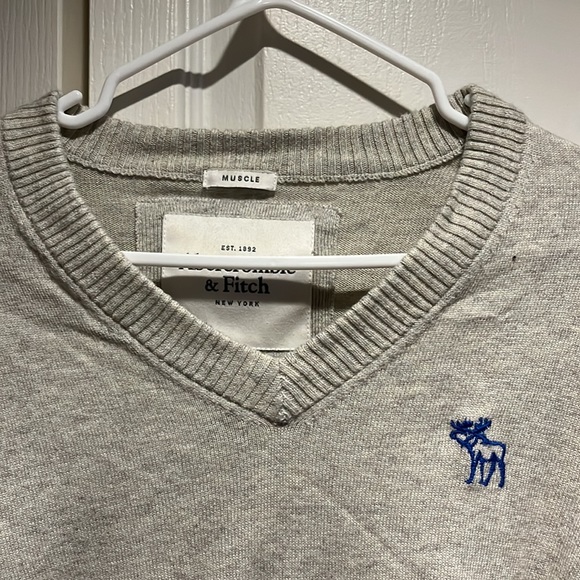 Abercrombie & Fitch men’s light grey muscle fit sweater in size M - Picture 2 of 4